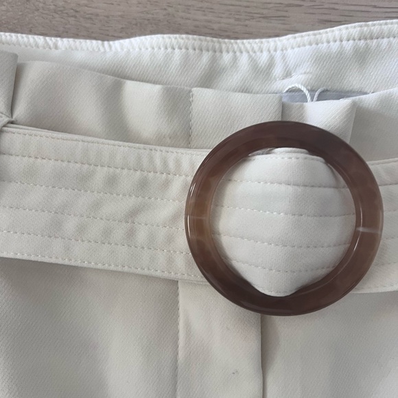 Elegant White Women's Shorts with Belt - Picture 7 of 12